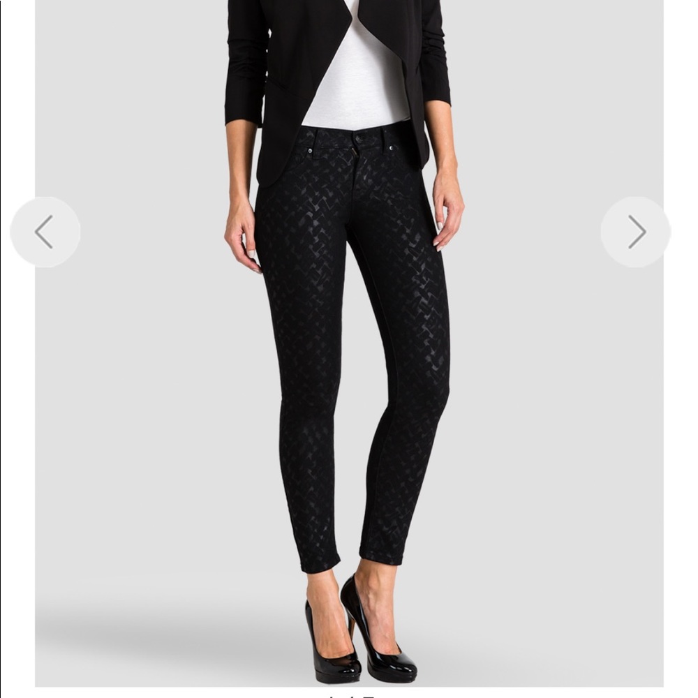 NWT SKINNY JEANS. Low rise